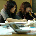 alumnas con material