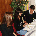 estudiantes en ordenadores