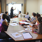 alumnos atendiendo en clase